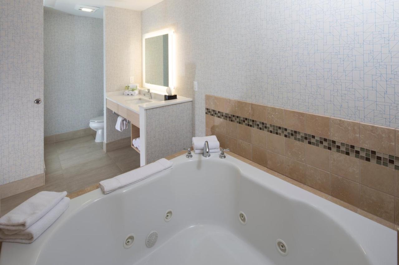 Holiday Inn Express Rochester Hills By Ihg Bagian luar foto