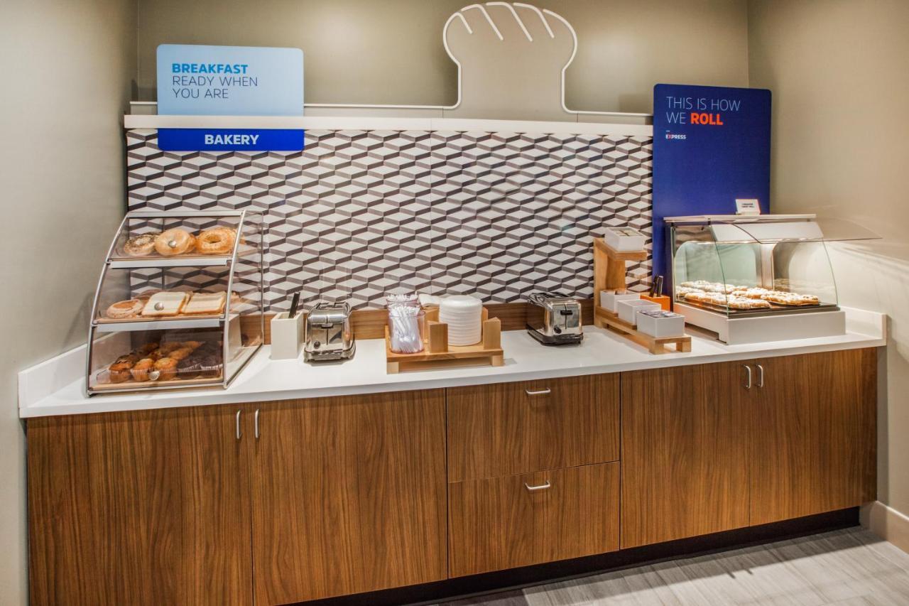 Holiday Inn Express Rochester Hills By Ihg Bagian luar foto